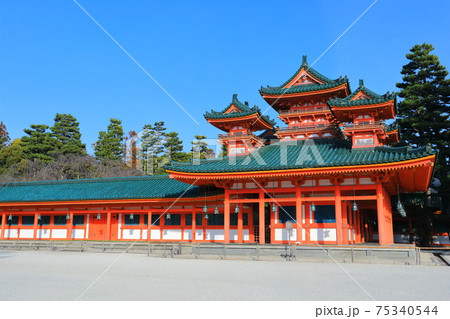 【京都府】快晴下の平安神宮 蒼龍楼 【京都府】快晴下の平安神宮 蒼龍楼 75340544