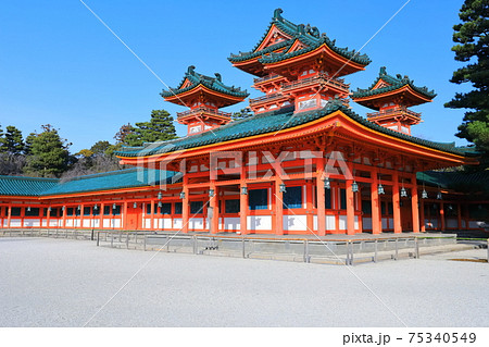 【京都府】快晴下の平安神宮 蒼龍楼 【京都府】快晴下の平安神宮 蒼龍楼 75340549