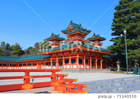【京都府】快晴下の平安神宮 蒼龍楼 【京都府】快晴下の平安神宮 蒼龍楼 75340550