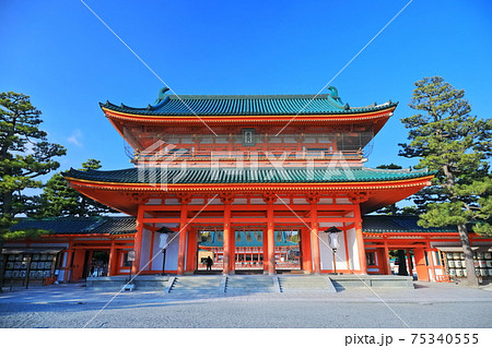 【京都府】快晴下の平安神宮　應天門 75340555