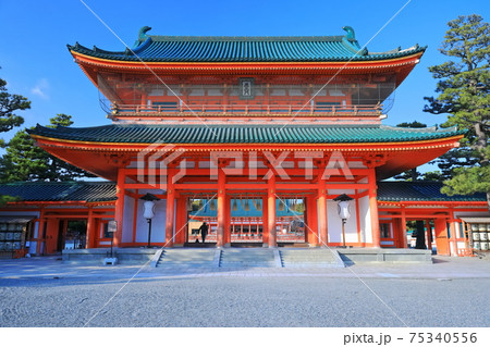 【京都府】快晴下の平安神宮 應天門 【京都府】快晴下の平安神宮 應天門 75340556