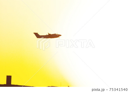 夕暮れの中を離陸するビーチクラフト 夕暮れの中を離陸するビーチクラフト 75341540