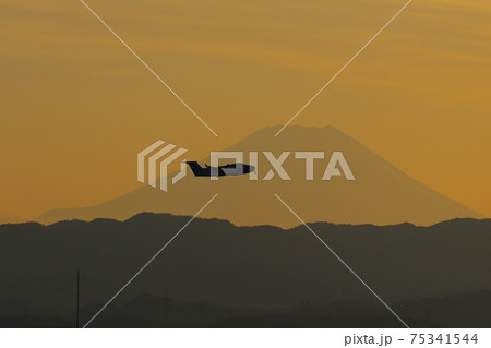 夕暮れの中を離陸するビーチクラフト 夕暮れの中を離陸するビーチクラフト 75341544