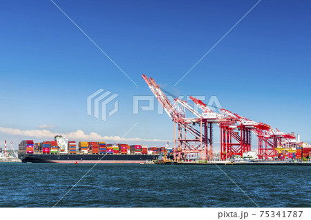 The container ship into the port of Kaohsiung, Taiwan. 75341787