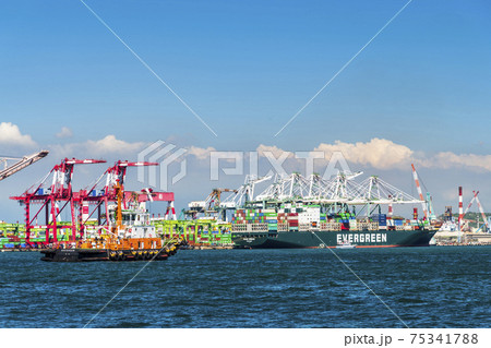 The container ship into the port of Kaohsiung, Taiwan. 75341788