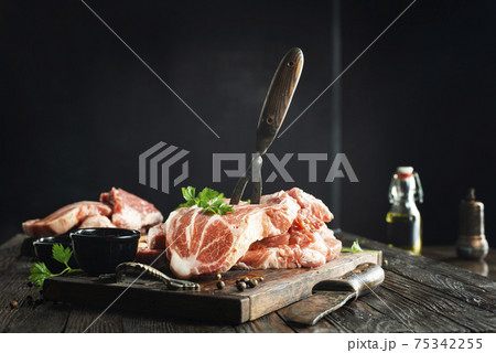 raw meat 75342255