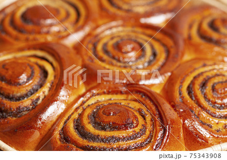 Buns with poppy seeds and cinnamon 75343908