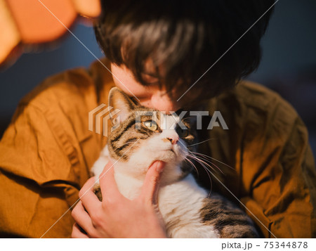 猫と飼い主 75344878