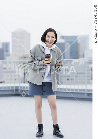 若い女性 若者 学生 若い女性 若者 学生 75345160