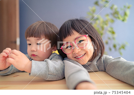 ポーズをとる子ども 姉弟 兄弟 ポーズをとる子ども 姉弟 兄弟 75345404