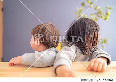 ポーズをとる子ども　姉弟　兄弟 75345408