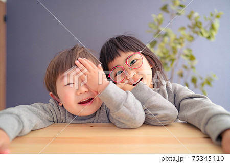 ポーズをとる子ども 姉弟 兄弟 ポーズをとる子ども 姉弟 兄弟 75345410