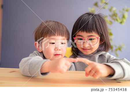 ポーズをとる子ども 姉弟 兄弟 ポーズをとる子ども 姉弟 兄弟 75345438