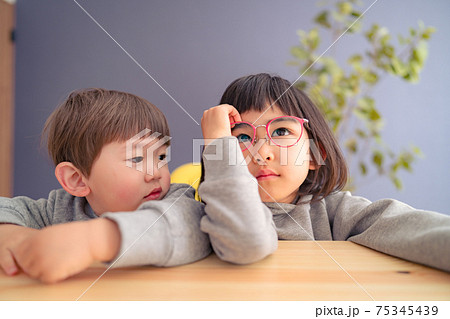 ポーズをとる子ども 姉弟 兄弟 ポーズをとる子ども 姉弟 兄弟 75345439