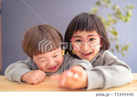 ポーズをとる子ども　姉弟　兄弟 75345440