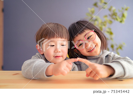 ポーズをとる子ども　姉弟　兄弟 75345442