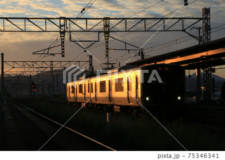 夕暮れの817系 夕暮れの817系 75346341