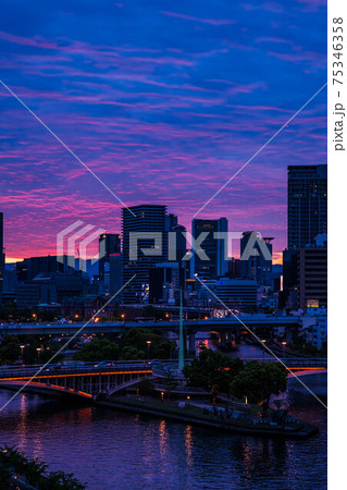 青へのグラデーションの大阪中之島の夕景 75346358