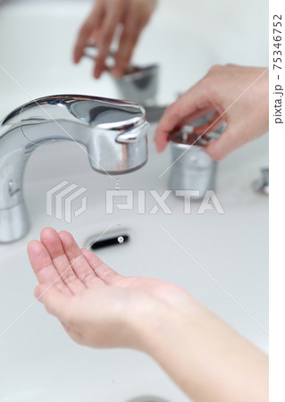 蛇口が故障して水道水が出ない時の女性の手 蛇口が故障して水道水が出ない時の女性の手 75346752