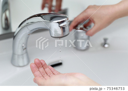 蛇口が故障して水道水が出ない時の女性の手 75346753
