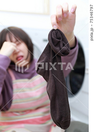 洗濯をする時に夫の靴下が臭過ぎる主婦 洗濯をする時に夫の靴下が臭過ぎる主婦 75346797