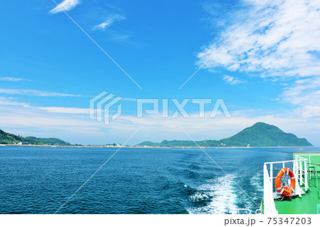 大分県　フェリーから見た姫島 75347203