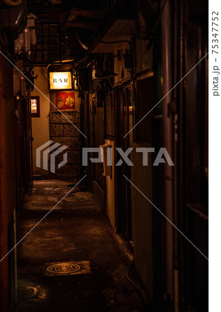 大阪の小道にある隠れ家的バー 75347752