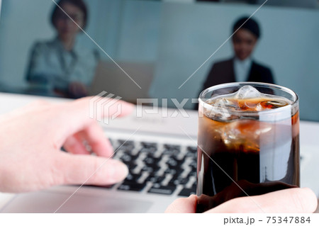 カフェで仕事をする女性の手元 カフェで仕事をする女性の手元 75347884