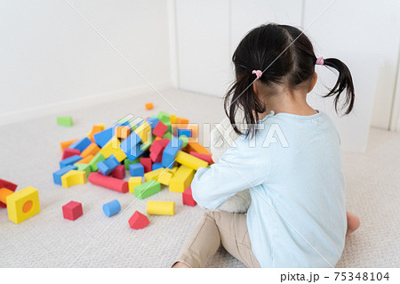おもちゃで遊ぶ子供 75348104