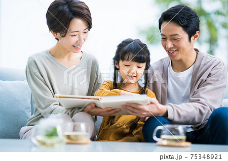 ファミリー　家族 75348921