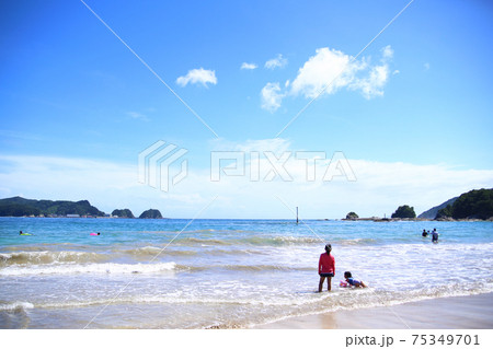 夏の青い海 75349701