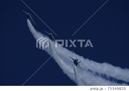 ブルーインパルス 青空とスモーク ブルーインパルス 青空とスモーク 75349820