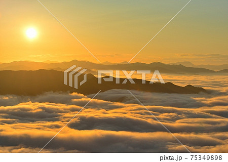 来日岳からの豊岡盆地の雲海 75349898