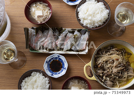 鯛の昆布締めと、きのこのアヒージョの食卓 75349973
