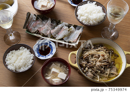 鯛の昆布締めと、きのこのアヒージョの食卓 鯛の昆布締めと、きのこのアヒージョの食卓 75349974