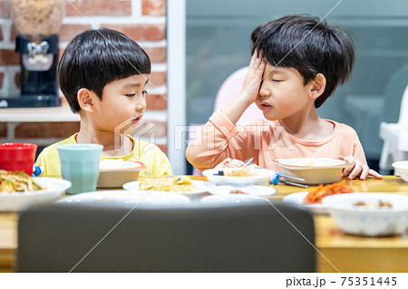 子供 食事 食べ 75351445