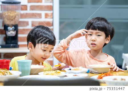 子供 食事 食べ 75351447