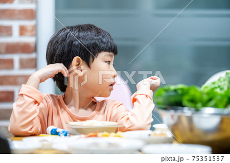 子供 食事 食べ 75351537