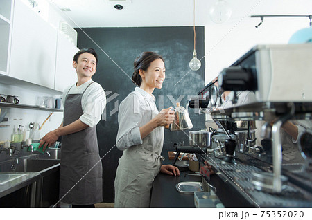 カフェで働く人たちの写真 75352020