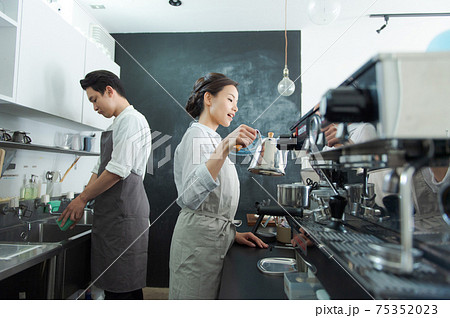独立開業イメージ　（カフェ・飲食店） 75352023