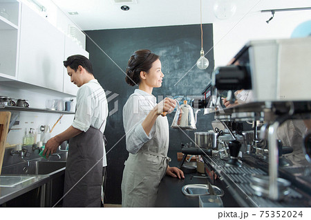 独立開業イメージ　（カフェ・飲食店） 75352024