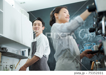 独立開業イメージ　（カフェ・飲食店） 75352031