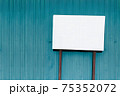 コピースペース／白い掲示板（看板）と青い背景 75352072