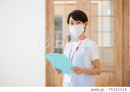 マスクをした女性介護士 マスクをした女性介護士 75352119
