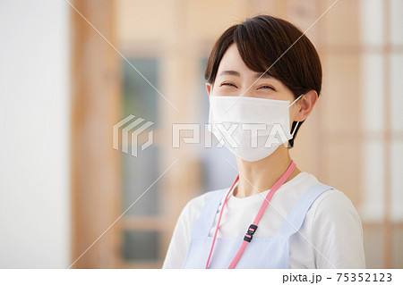 マスクをした女性介護士 75352123