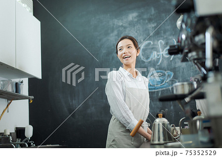 カフェスタッフ 女性 カフェスタッフ 女性 75352529
