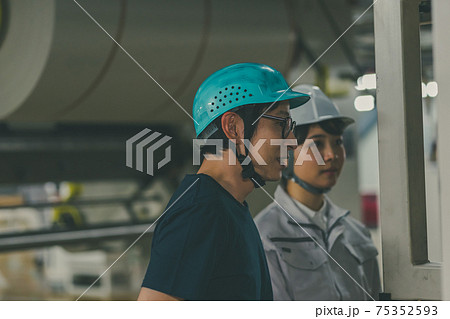 Newspaper Printing Factory 75352593