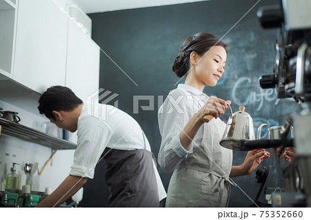 カフェで働く人々の写真 75352660