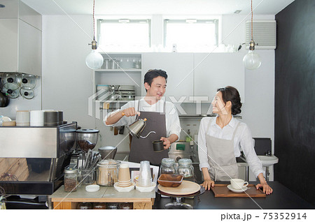 独立開業イメージ　（カフェ・飲食店） 75352914