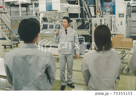 工場の朝礼 工場の朝礼 75353155